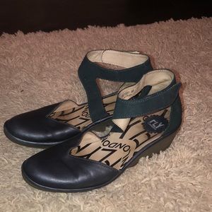 LONDON FLY STRAPPY FLATS